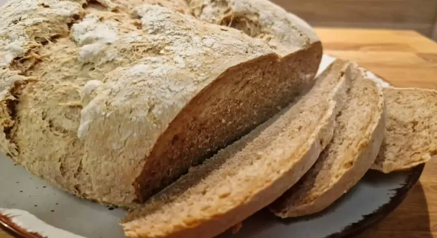Frisches Brot aus Vollkornmehl, mit knuspriger Kruste und weicher Krume, bereit zum Genuss.