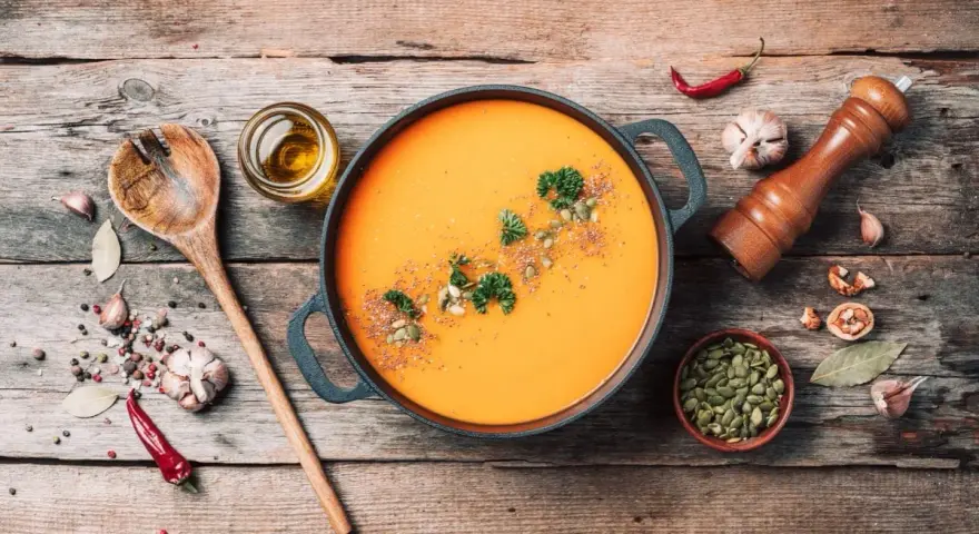 Jakie przyprawy do zupy z dyni, aby wydobyć jej naturalny smak?