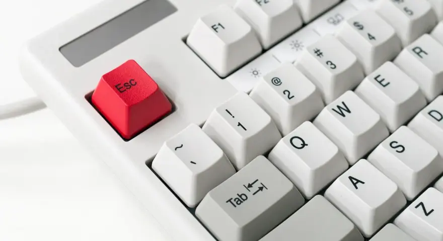 Die rote Esc-Taste und die Ctrl-Taste auf einer weißen Tastatur. Ein roter Pfeil zeigt auf die Ctrl-Taste.