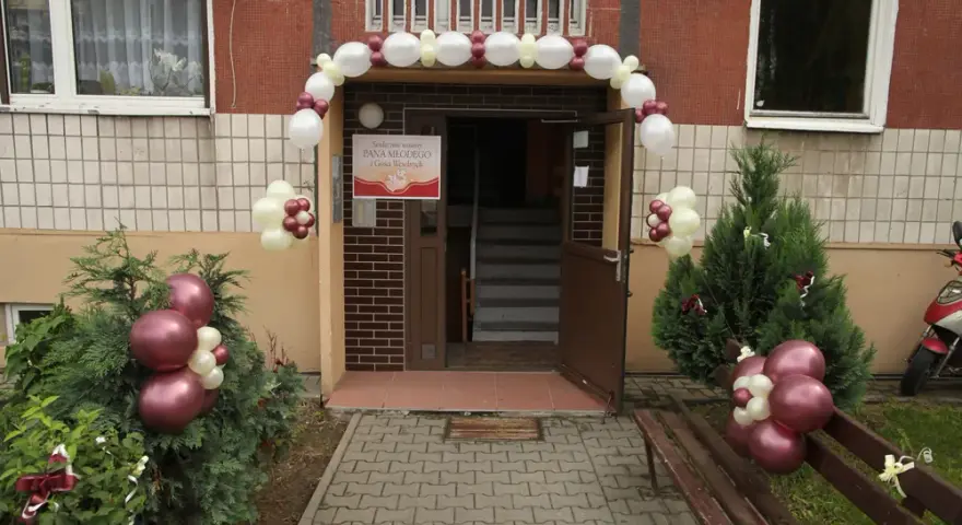 Jak przystroić klatkę schodową w bloku na wesele – tanio i efektownie