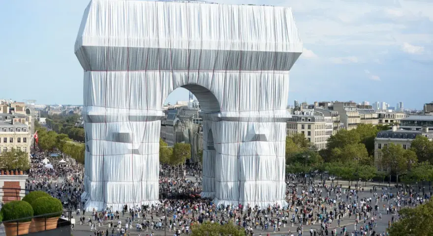 L'Arc de Triomphe emballé, une œuvre d'art monumentale, attire une foule nombreuse sur la place parisienne.