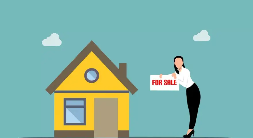 Kobieta z tabliczką "FOR SALE" przy żółtym domu. Szybka sprzedaż mieszkania przed upływem 5 lat?