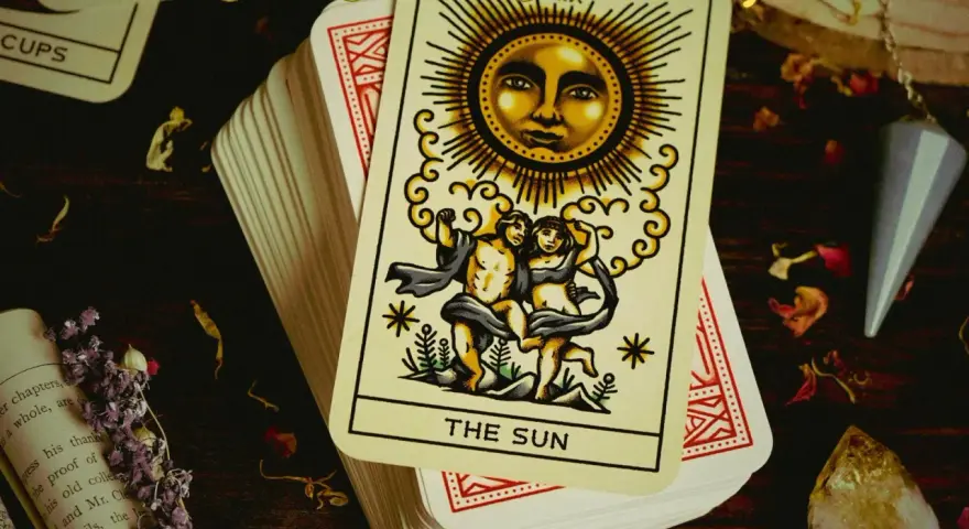Karty tarota, w tym Słońce, ułożone do odczytu krzyż celtycki tarot.