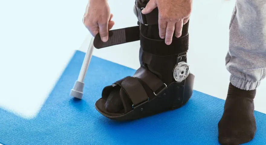 Con il tutore alla caviglia si può camminare, aiutandosi con un bastone. La riabilitazione è un percorso, ma con il giusto supporto si torna in piedi.