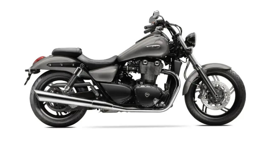 Szary motocykl Triumph z chromowanymi elementami i dwucylindrowym silnikiem. Idealny na długie trasy i miejskie przejażdżki.