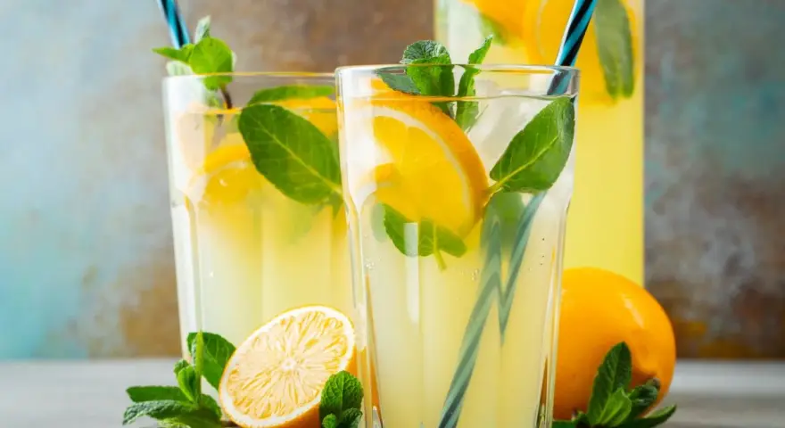 Orzeźwiająca lemoniada z cytryną i miętą, idealna na lato. Ten przepis na lemoniadę zachwyci każdego!