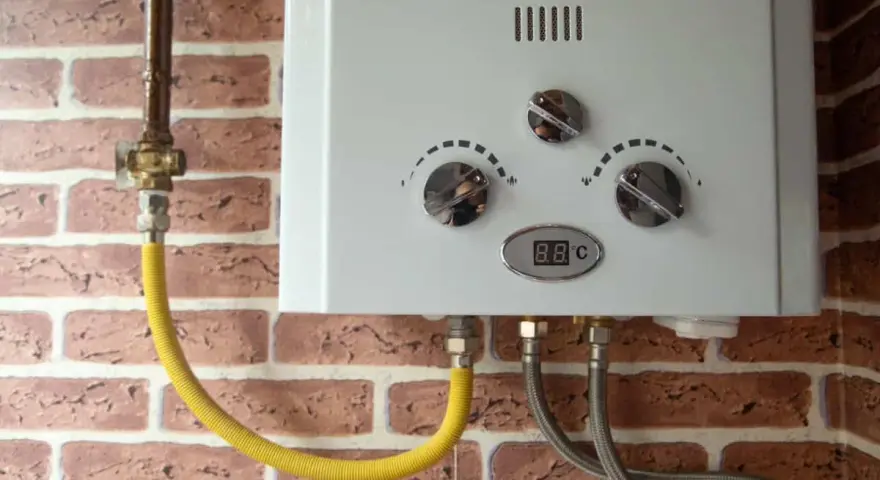 Scaldabagno bianco con tubi collegati. Il display mostra 8.8°C. Speriamo che non fischi!