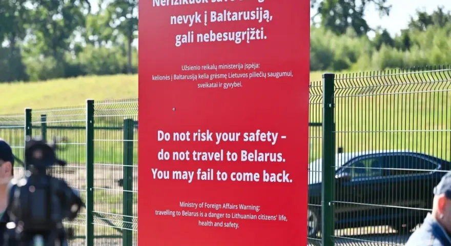 Ostrzeżenie na granicy: "Nie ryzykuj bezpieczeństwa – nie podróżuj na Białoruś. Możesz nie wrócić." Czy Litwa jest bezpieczna? Ostrzeżenie sugeruje, że podróż na Białoruś jest niebezpieczna.