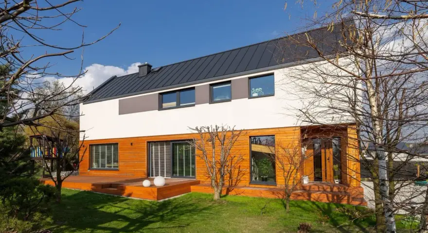 Ile kosztuje elewacja domu 100m2? Poznaj ukryte koszty i oszczędności
