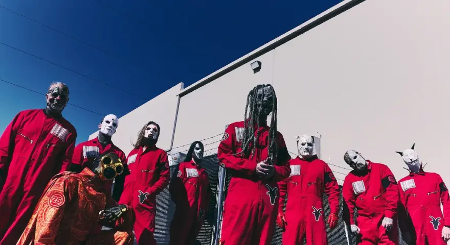 Zespół Slipknot w czerwonych kombinezonach i maskach, gotowy na premierę **slipknot new album**.