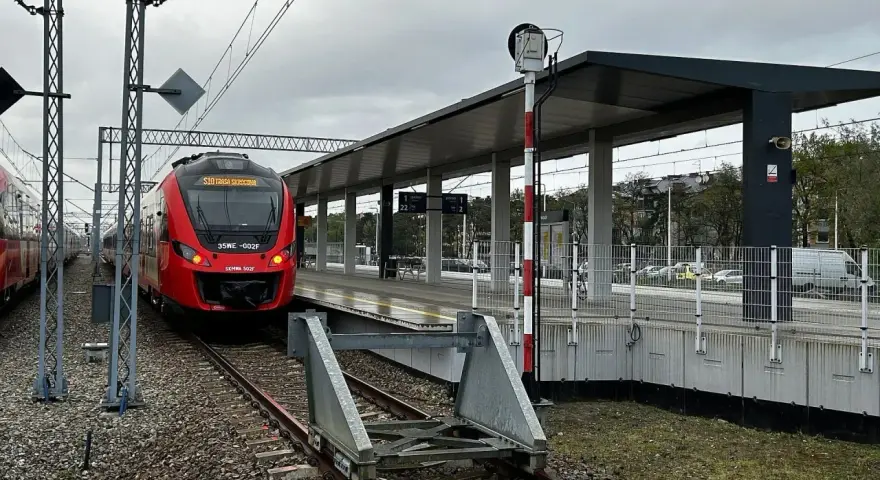 Czerwony pociąg SKM na peronie dworca kolejowego.