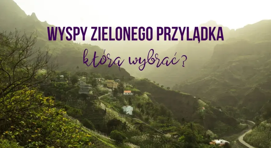 Wyspy Zielonego Przylądka, gdzie leżą? Malowniczy krajobraz górski z wioską na zboczu, porośnięty bujną zielenią.