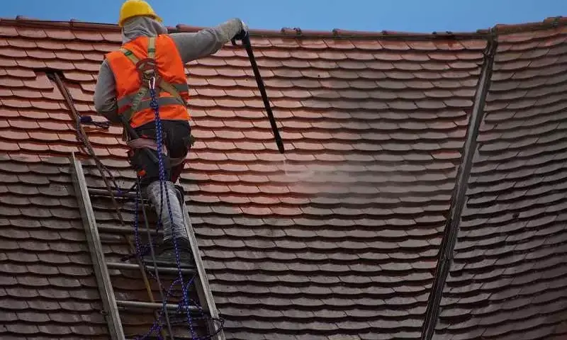 Ile kosztuje mycie dachu? Sprawdź ceny i ukryte koszty usług