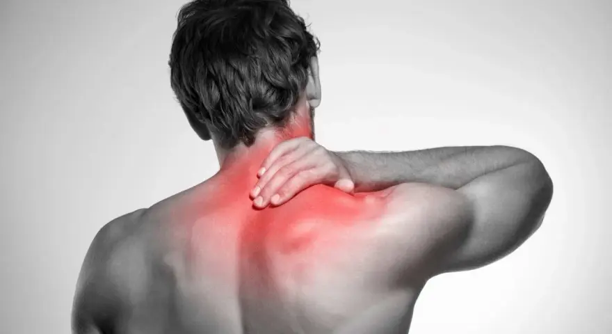 Uomo con mano sul collo e spalle rigide, evidenziate in rosso per indicare dolore.