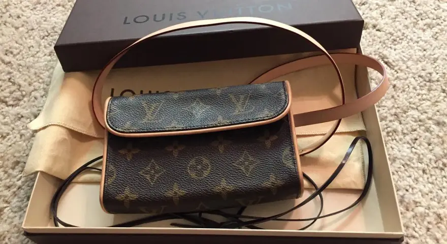 Mała torebka Louis Vuitton w brązowym monogramie, w pudełku z logo marki.