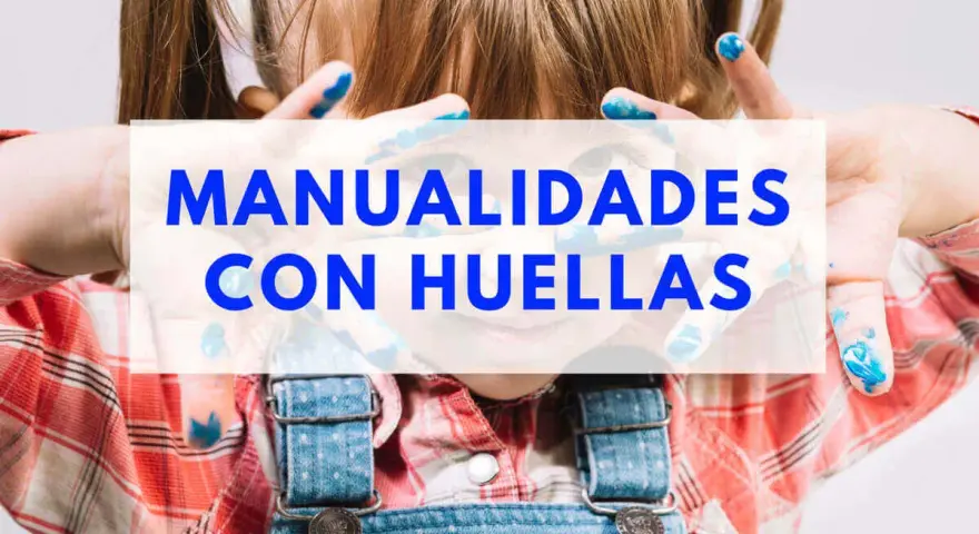 Niño con dedos manchados de pintura azul, listo para crear manualidades con huella.