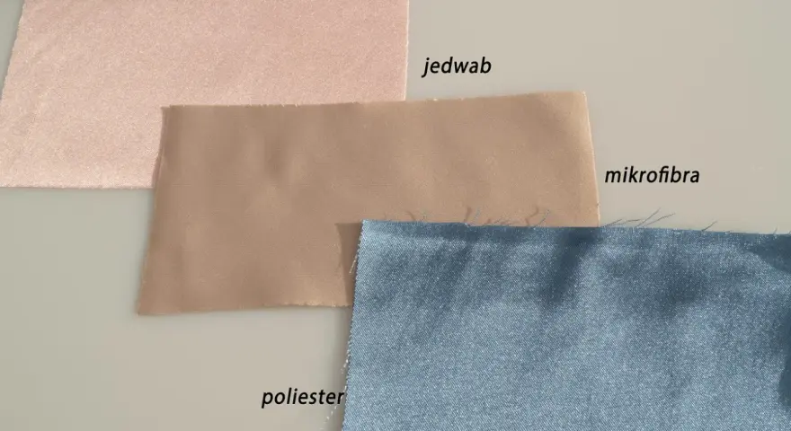 Trzy próbki materiałów: różowy jedwab, beżowa mikrofibra i niebieski poliester. Prawa strona materiału.