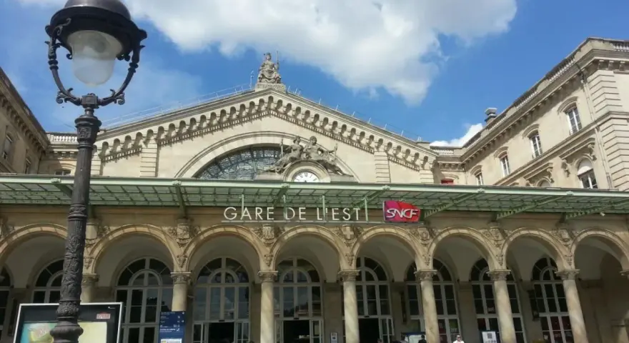 Gare de l'Est w Paryżu, idealne miejsce na rozpoczęcie podróży z **interrail global pass**.