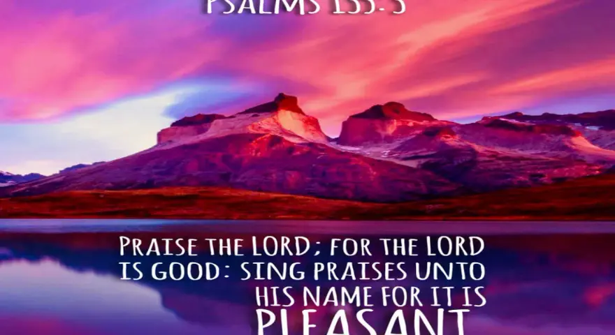 Berglandschaft bei Sonnenuntergang, mit dem Text "PSALMS 135:3" und "PRAISE THE LORD; FOR THE LORD IS GOOD: SING PRAISES UNTO HIS NAME FOR IT IS PLEASANT.