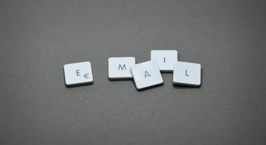 Kafelki z literami E, M, A, I, L układają się w słowo "EMAIL". Zastanawiasz się, jak napisać maila z CV?