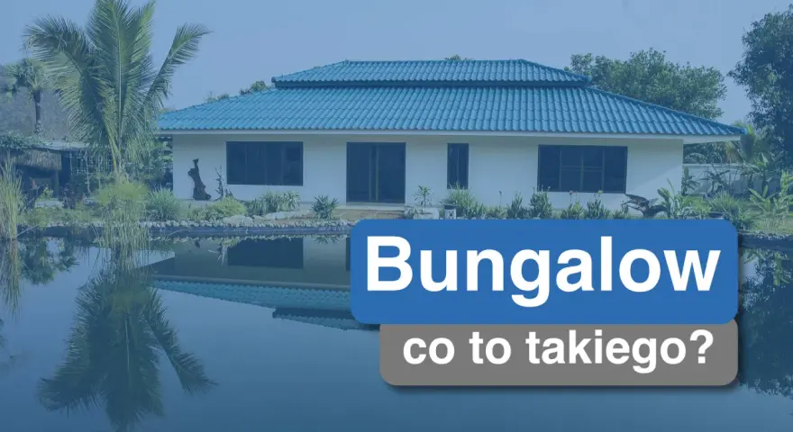 Bungalow co to takiego? Biały dom z niebieskim dachem, otoczony zielenią i stawem, z odbiciem w wodzie.
