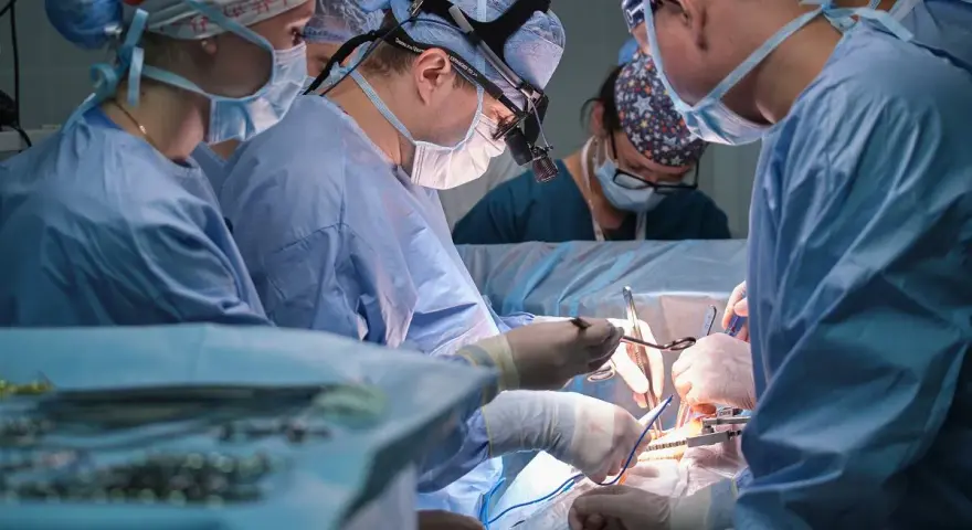 Zespół medyczny w akcji, skupiony na precyzyjnym pielęgniarstwie chirurgicznym.
