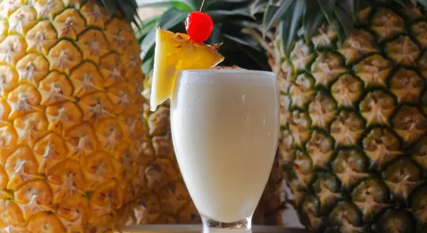 Rum z sokiem ananasowym: Przepisy na drinki, Piña Colada i więcej