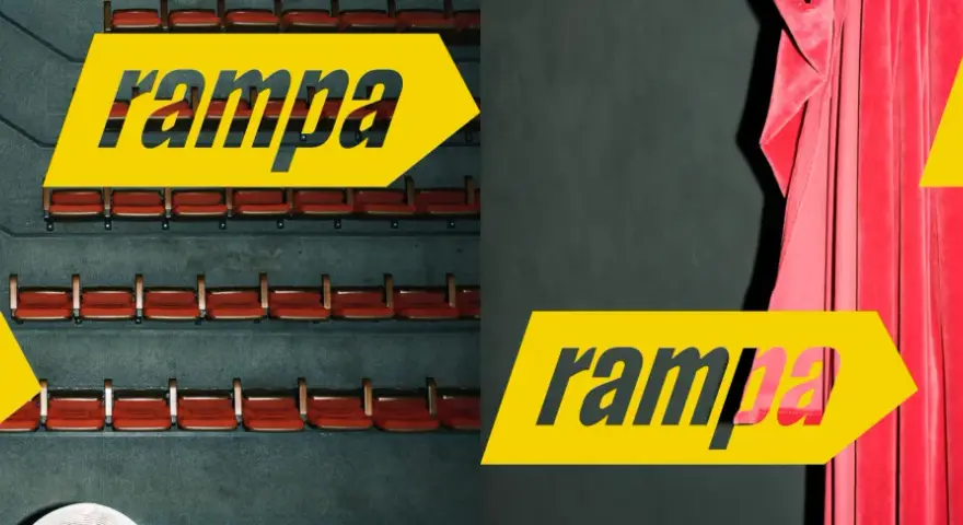 Puste rzędy czerwonych siedzeń w kinie, z żółtym napisem "Rampa" na wschód od Hollywood.