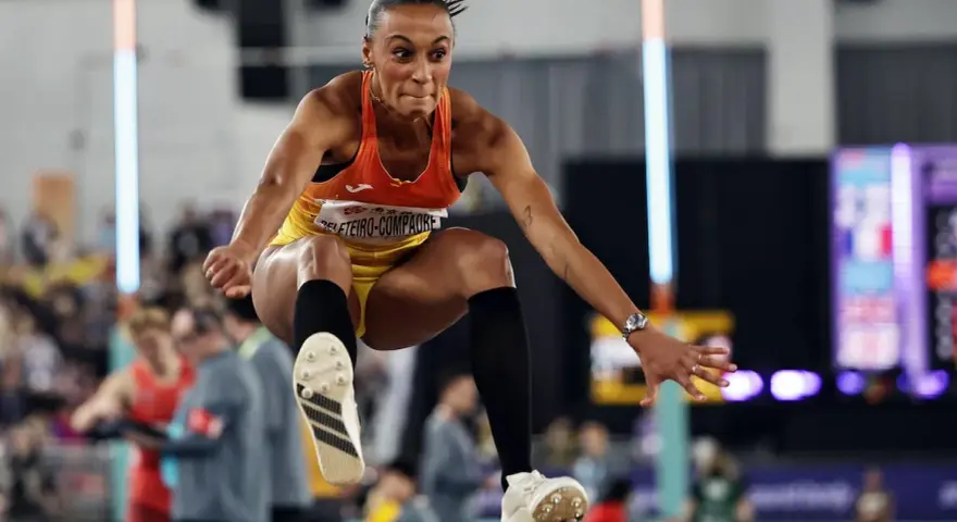 Ana Peleteiro, a atleta española, en pleno salto. Su edad no es impedimento para su potencia.
