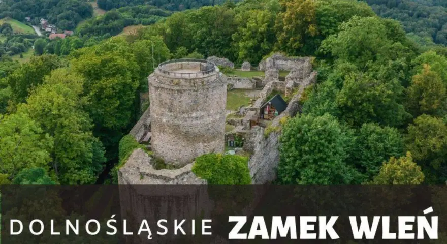 Ruiny zamku Wleń na tle zielonych wzgórz. Jak dojechać do tego malowniczego miejsca?