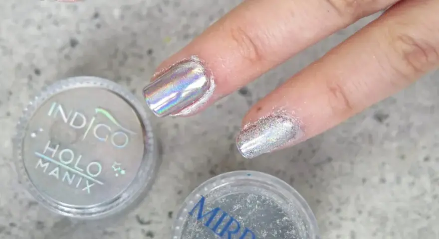 Jak wetrzeć pyłek w paznokcie, aby uzyskać idealny efekt manicure