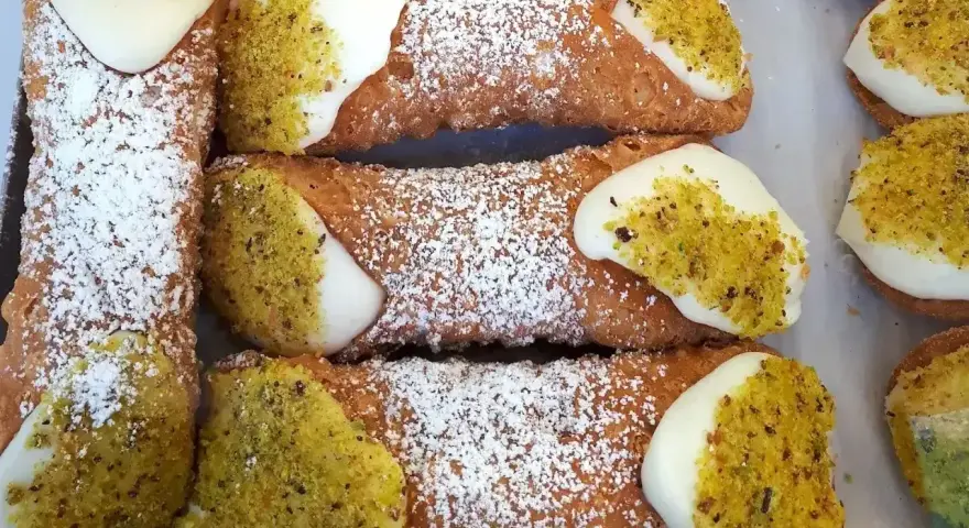 Pyszne cannoli, idealne na deser. Ten przepis na cannoli to gwarancja sukcesu. Posypane cukrem pudrem i pistacjami.