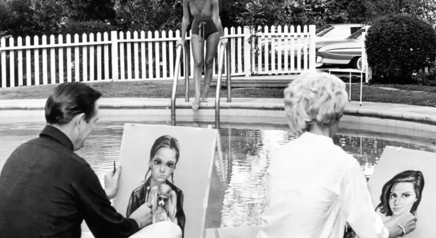 Konstnärer målar vid poolen, en kvinna i baddräkt klättrar upp ur vattnet. Kanske inspirerade av Walter Keane.