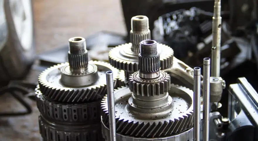 Metalowe tryby i wałki, być może objawy uszkodzonego reduktora 4x4.