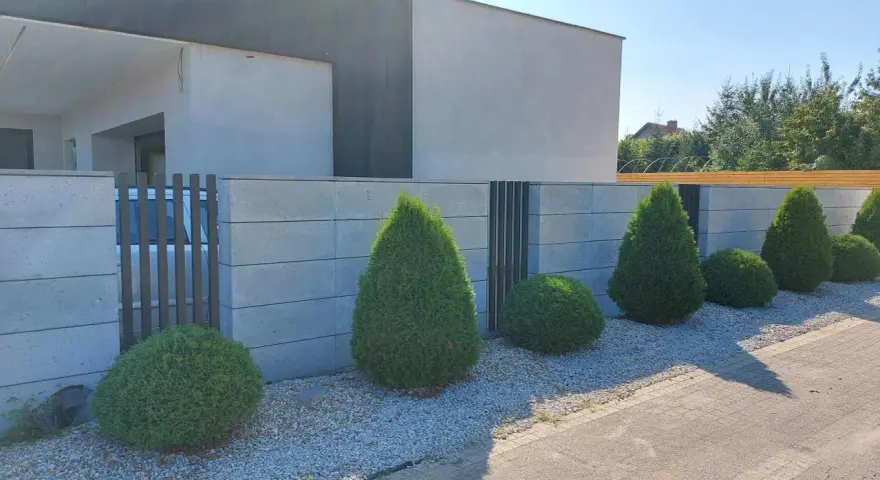 Jak ozdobić płot betonowy i nadać mu wyjątkowy wygląd?