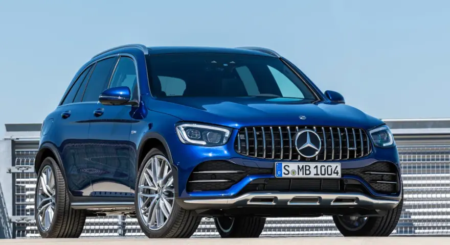 Błękitny Mercedes-Benz GLC 43 AMG z grillem Panamericana i felgami AMG, gotowy do dynamicznej jazdy.