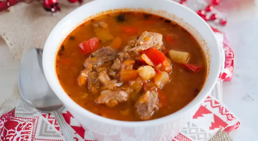 Aromatic keto zupa gulaszowa z kawałkami mięsa i warzyw w głębokim, czerwonym bulionie.