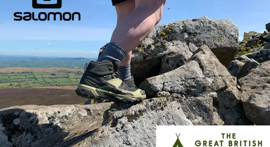 Buty Salomon X Ultra 5 Mid GTX na skalistym szlaku. Noga w bucie na tle krajobrazu.