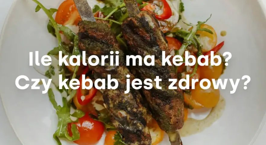Dwa szaszłyki z mięsem i warzywami na talerzu.