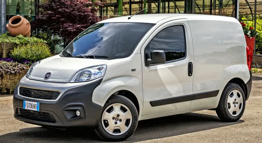 Biały Fiat Fiorino, idealny do transportu. Sprawdź jego praktyczne fiat fiorino wymiary paki, by przewieźć wszystko, czego potrzebujesz.