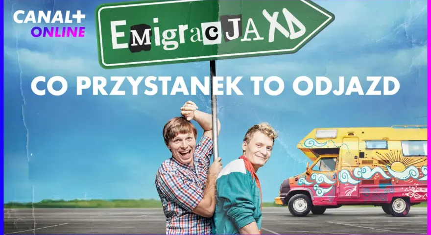 Plakat serialu "Emigracja.XD" z dwoma mężczyznami i kolorową kamperem. Hasło: "Co przystanek to odjazd".