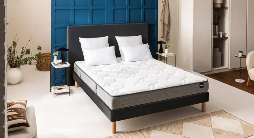 Un matelas Bultex, avec ses avantages de confort et ses inconvénients potentiels, est présenté dans une chambre moderne.