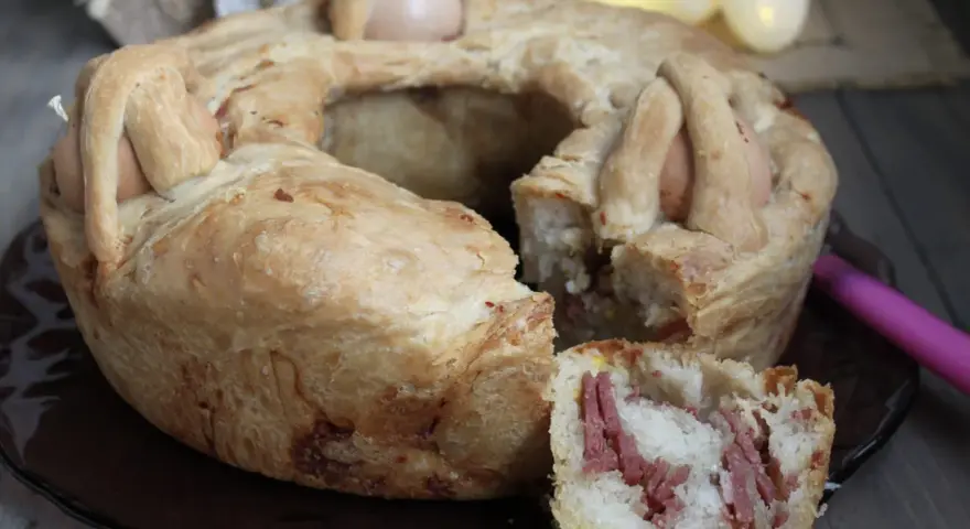 Casatiello napoletano ricetta della nonna: un rustico profumato con uova e salumi, perfetto per la Pasqua.