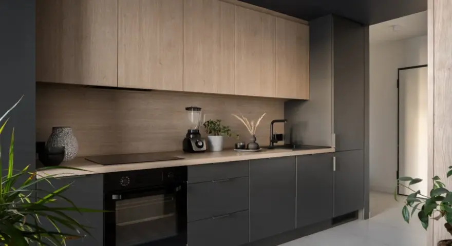 Cocinas de leña modernas con gabinetes de madera clara y encimeras oscuras. Un horno, licuadora y plantas decoran el espacio.