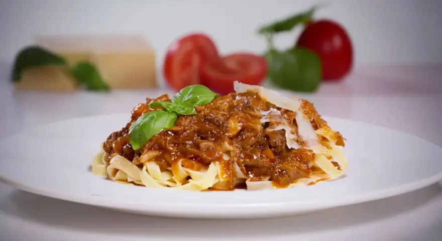 Tagliatelle mit Bolognese, ein Gericht, das die Essenz der Accademia Italiana della Cucina Bolognese verkörpert.