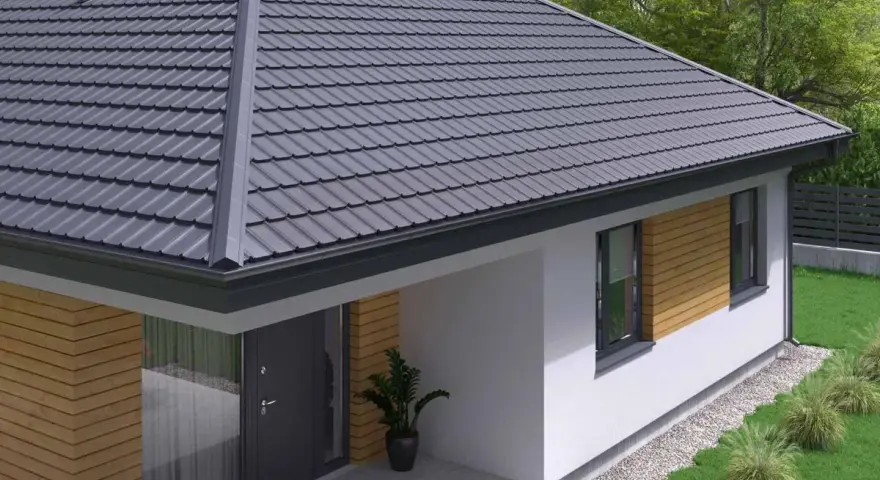 Nowoczesny dom z szarym, ceramicznym dachem czterospadowym. Elewacja częściowo drewniana, częściowo biała.