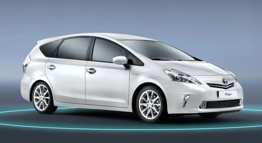 Biały minivan Toyota Prius+ z niebieskim obrysem na ciemnym tle.