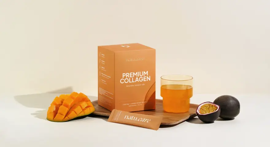 Pudełko kolagenu rybiego o smaku mango-marakuja, szklanka napoju, kawałek mango i marakuja. Wsparcie dla fibroblastów i zdrowej skóry.