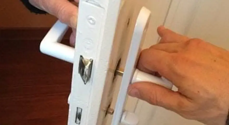 Maintenant, je vais vous montrer comment démonter une poignée de porte clipsable.