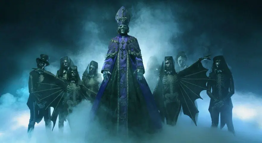 Le **ghost impera** se tient au centre, entouré de squelettes masqués dans une brume bleutée.